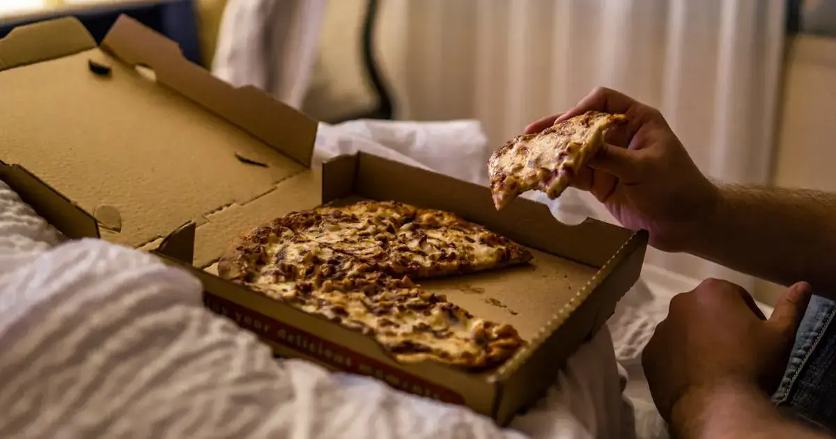 What Not to Eat at Night: Foods That Disrupt Sleep, Digestion, and Weight 4 A man eating pizza in bed