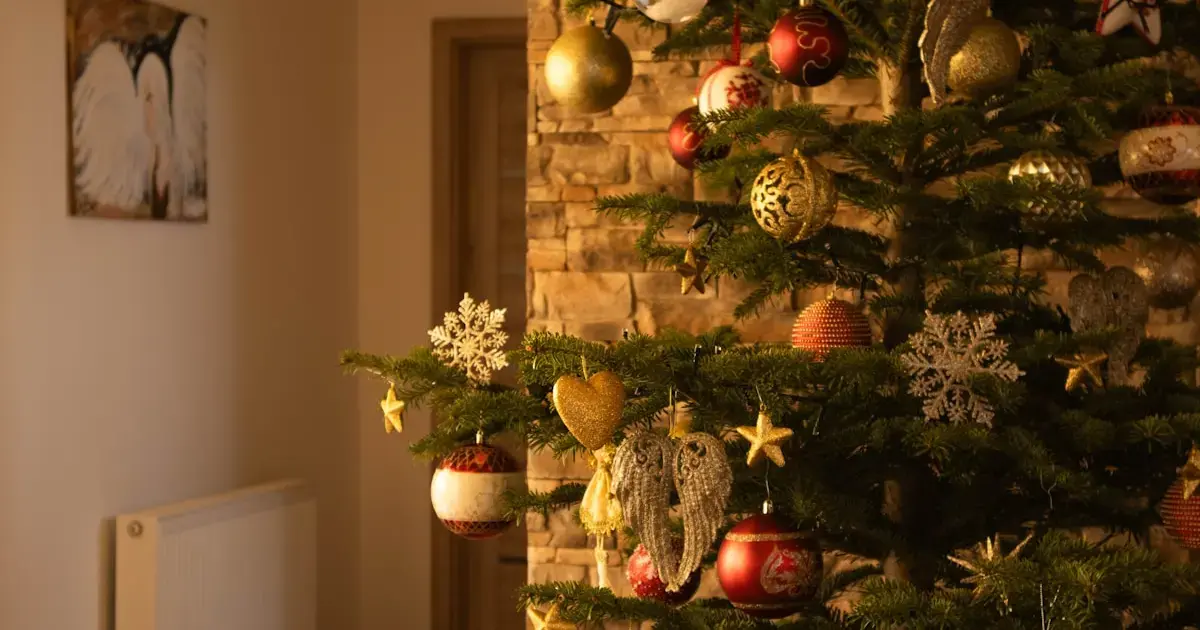 This Calculator Tells You Exactly How Many Ornaments and Lights Your Christmas Tree Needs 4 decorated Christmas tree