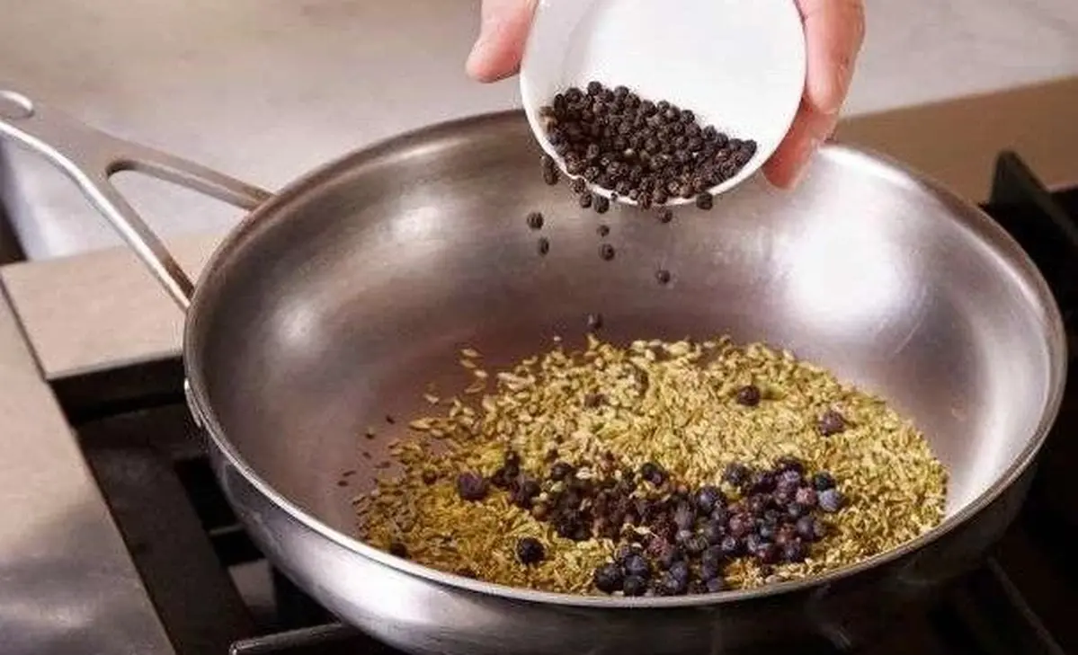Make Your Food Smell Like a Pine Forest: Herbs That Add a Christmas-Tree Scent 11 juniper berries