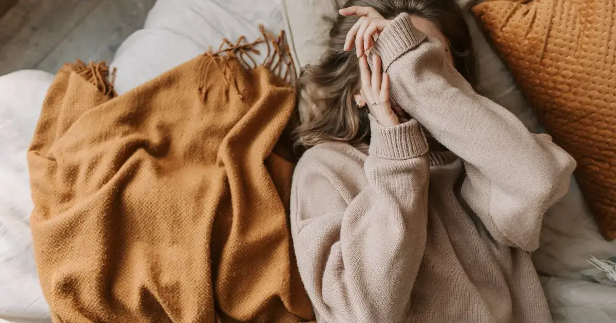 6 Winter Warning Signs Your Body Is Sending 4 a woman lying on a bed