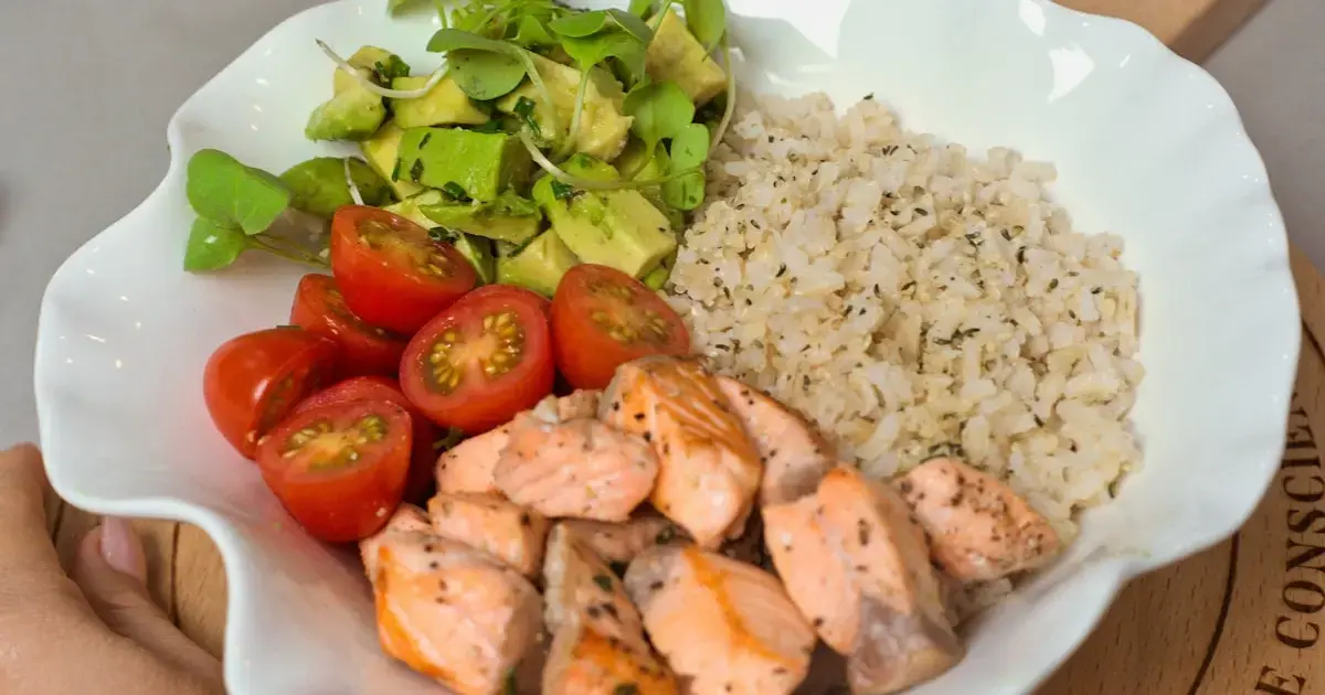 Make These Simple Lifestyle Changes to Lower Your Dementia Risk 5 A plate of rice, vegetables, and chicken fillet.