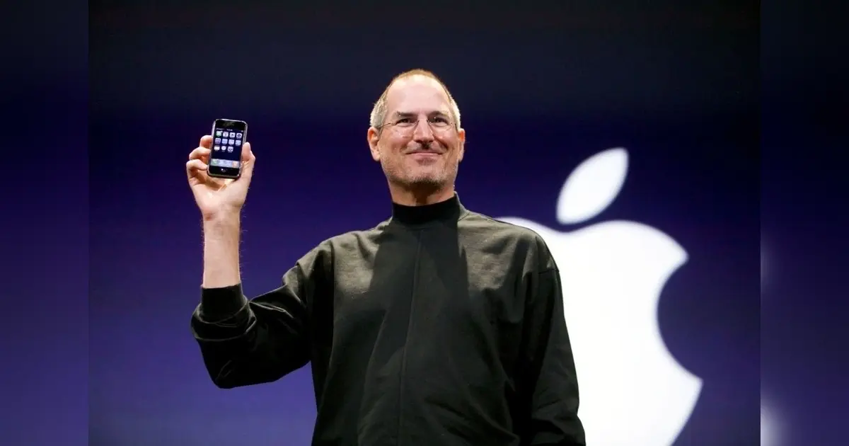 Steve Jobs unveils the iPhone