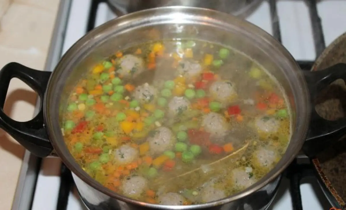 Meatball and melted cheese soup with peas — one-pot recipe