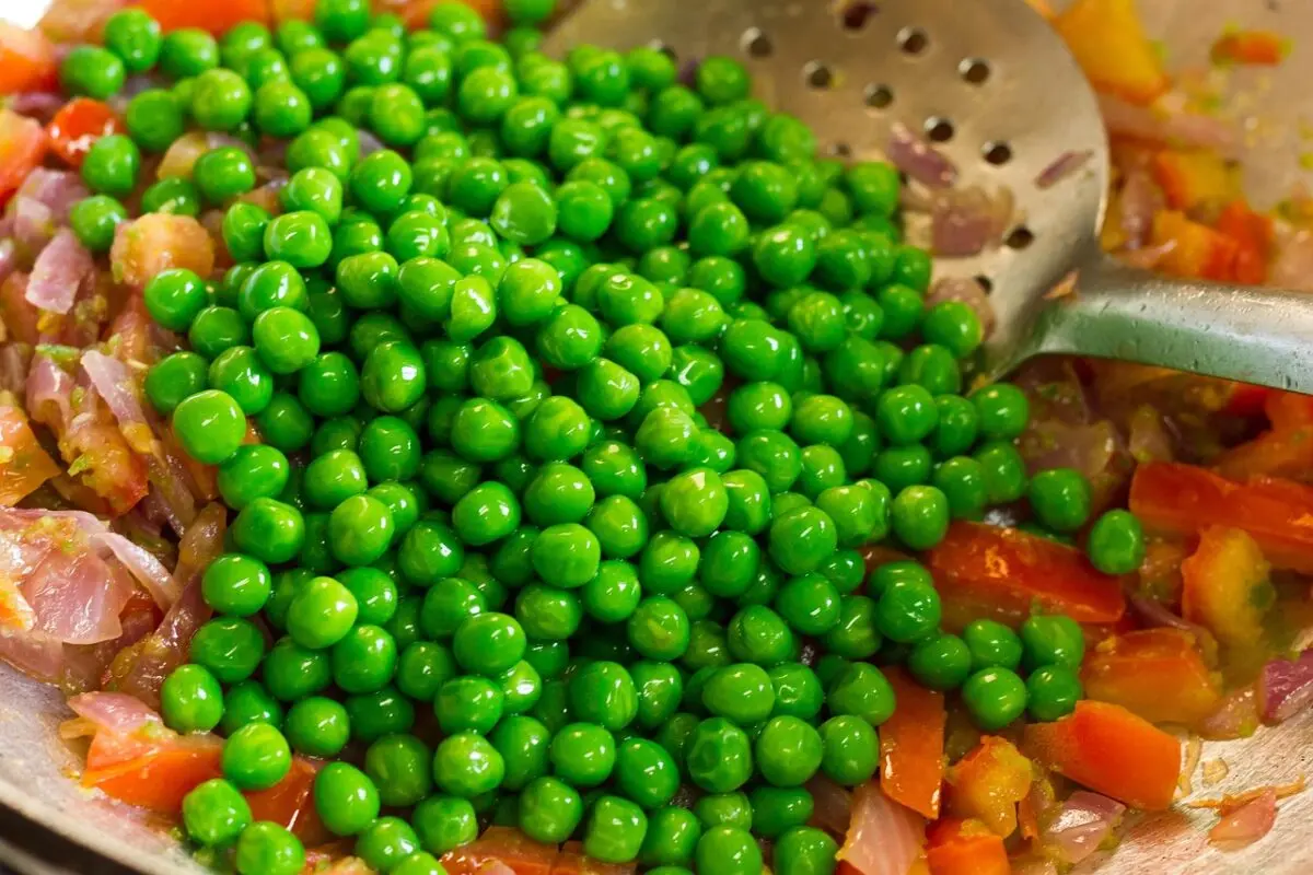 preparing green peas