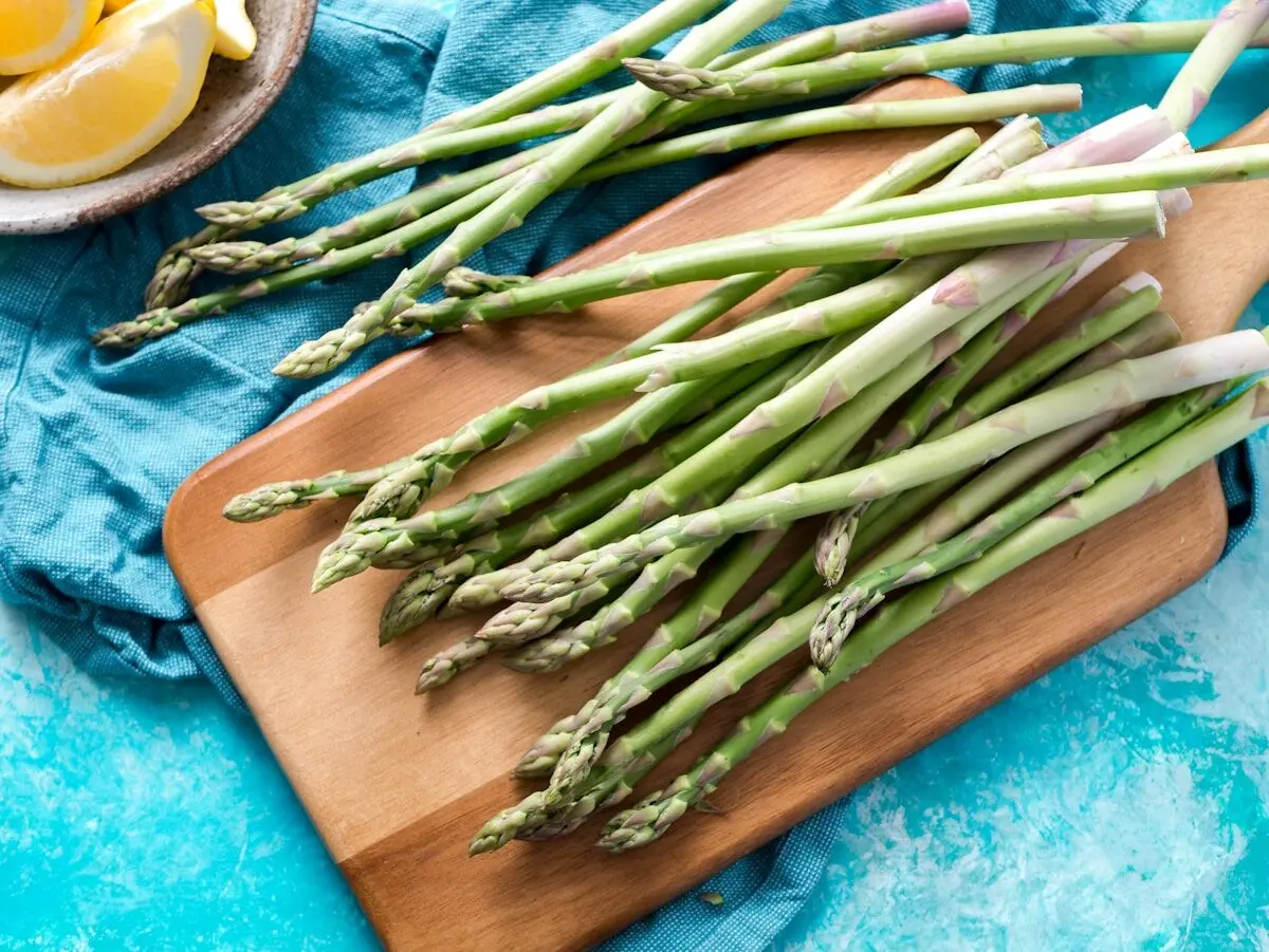 Ham-Wrapped Asparagus Baked Under a Crispy Cheesy Crust 4 Asparagus on the kitchen table