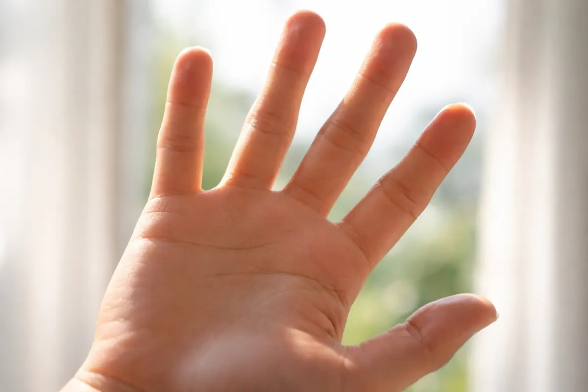 Don't Flash a Peace Sign — Hackers Can Steal Your Fingerprints 5 human palm